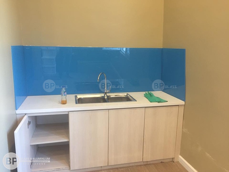 Lắp kính sơn màu ốp bếp số 33 Bà Triệu